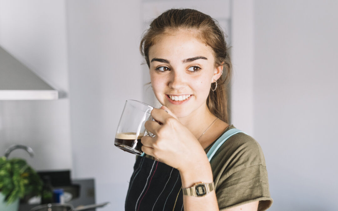 Caffè, tè e vino rosso: come evitare le macchie sui denti